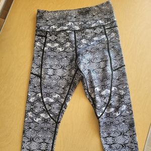 Zyia metallic cobra light n tight capri 20”.